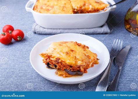 Moussaka Con Tomates De Berenjena De Carne Papa Salsa De Bechamel Y