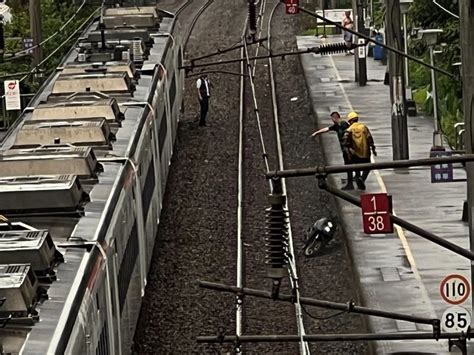 騎士遭列車撞飛暖暖車站驚傳事故 台鐵：影響13列次513分鐘 生活新聞 生活 聯合新聞網