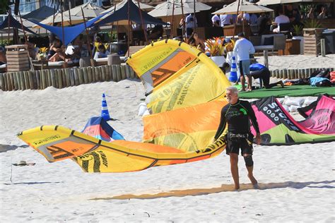 Aos Anos Raul Gazolla Voa Em Dia De Kite Surf Em Praia No Rio