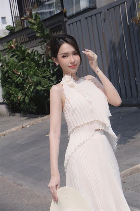 Hot girl chuyển giới xinh đẹp bị gia đình bạn trai cấm hẹn hò Báo