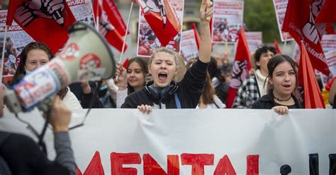 Es cierto que la juventud lo tiene todo más paro más pobreza y un