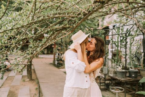 8 900 Fotos Bilder Und Lizenzfreie Bilder Zu Lesbian Kissing Istock