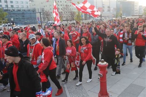 Przemarsz Kibic W Widzewa Na Mecz Z Gks Katowice Kibice Widzewa Szli