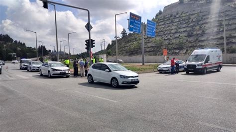 Kırmızı ışıkta bekleyen araca arkadan çarptı 3 yaralı Haberler