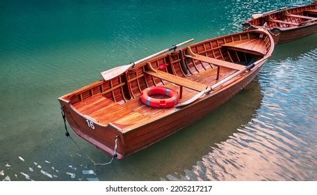 Holzboot Im Pragser Wildsee Den Dolomiten Stock Photo