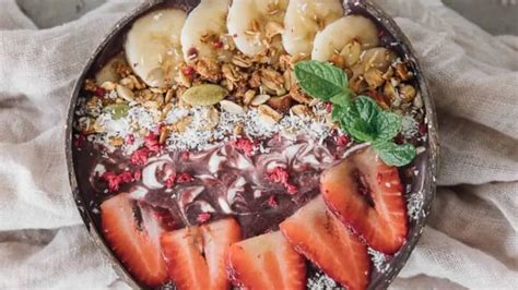 Classic Brazilian Acai Bowl Recipe | Cookr.com