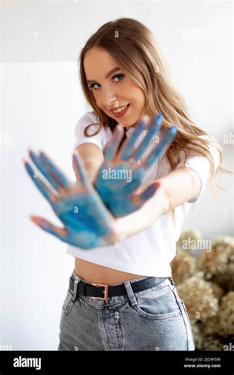 Belle Blonde Sourire Clatant Jeune Femme En Dessin Une Femme Regarde La Cam Ra Et Montre Des