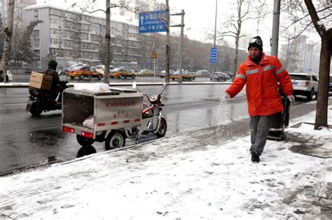 雪天上下班路上摔伤，算不算工伤？人社部对这个问题进行了明确 北晚新视觉