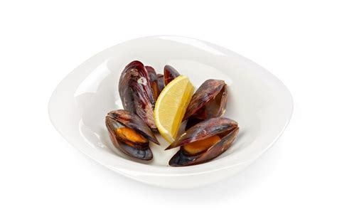 Mejillones Cocidos En Conchas Aislado En Blanco Foto Premium