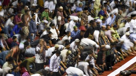 Suasana Khidmat Salat Gerhana Matahari Di Masjid Istiqlal