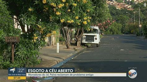 Esgoto escorre a céu aberto em avenida de Ribeirão Preto SP Ribeirão