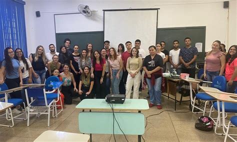 Bolsistas que atuam na Rede Municipal de Educação realizam treinamento