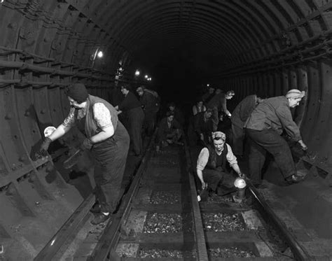 31 Gorgeous Photos Of The London Underground In The 50s And 60s