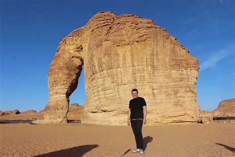 Jabal Alfil Famosa Come Elephant Rock Nel Deserto Di Sabbia Svetta Un