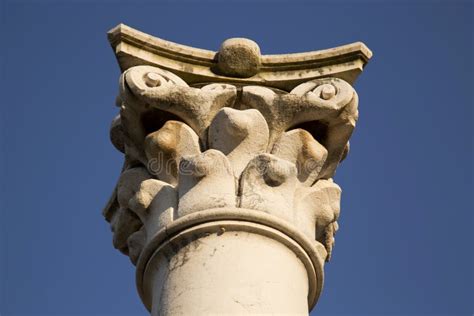 Capital De Columna Del Corinthian Aislado Foto De Archivo Imagen De