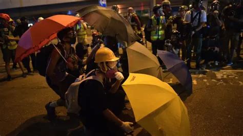 香港佔中五週年集會：示威者佔據夏慤道，警方使用水炮車催淚彈 Bbc News 中文