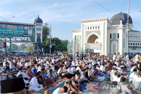 Shalat Idul Fitri H Di Masjid Raya Medan Membludak Antara News