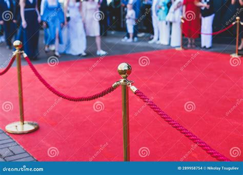 Alfombra Roja Con Cuerdas Y Barreras Doradas En Una Lujosa Fiesta De