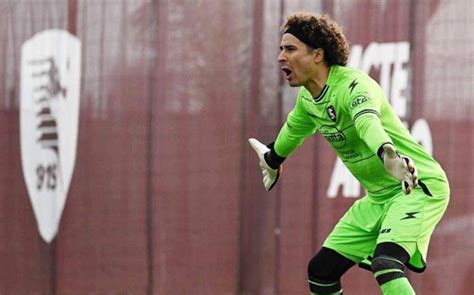 Memo Ochoa ya debutó con el Salernitana de Italia en un amistoso ante