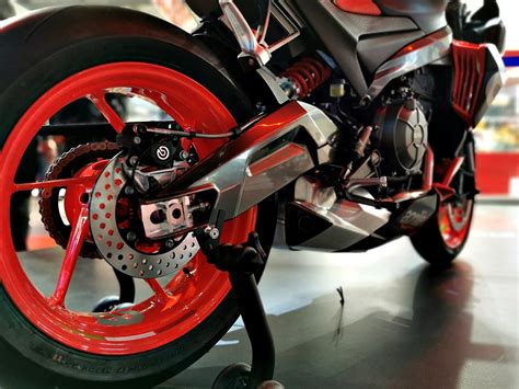 Aprilia Tuono Rs Light En Direct Du Salon De Milan