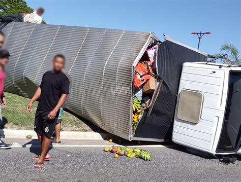 Rj Motorista Perde Controle Da Dire O E Tomba Caminh O Em