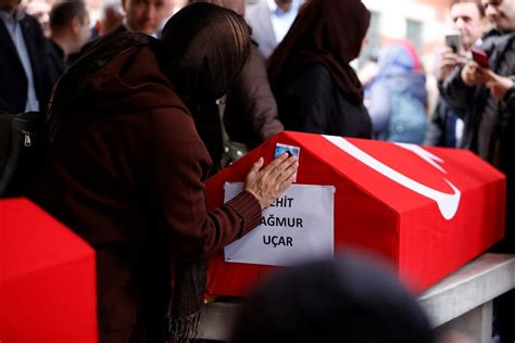 Taksim deki patlamada şehit olan anne ve kızına veda