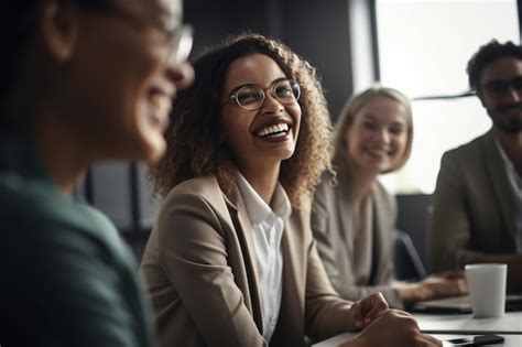 Um Grupo De Mulheres Est Sentado Ao Redor De Uma Mesa Sorrindo E