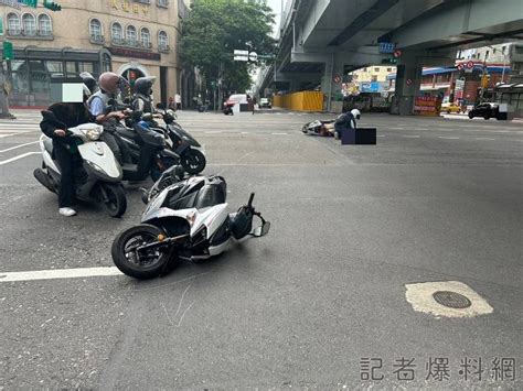 路口聽到救護車鳴笛停車禮讓 騎士下一秒遭後車狠撞慘摔