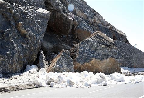 Bitlis Te Da Dan Kopan Dev Kayalar Tehlike Sa T Yol Trafi E Kapat Ld