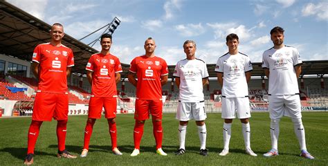 Drei Farben Vier Trikots Hallescher Fc E V Hallescher Fu Ball Club