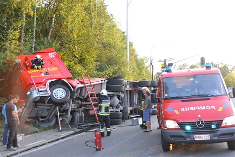 Un Semi Remorque Se Renverse L Avenir