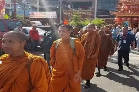 30 Biksu Jalan Kaki Dari Thailand Ke Candi Borobudur Untuk Rayakan