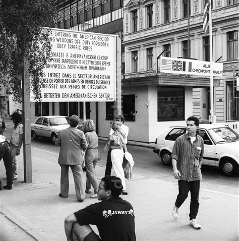 DDR Fotoarchiv Berlin Grenzübergangstelle Allied Checkpoint Charlie