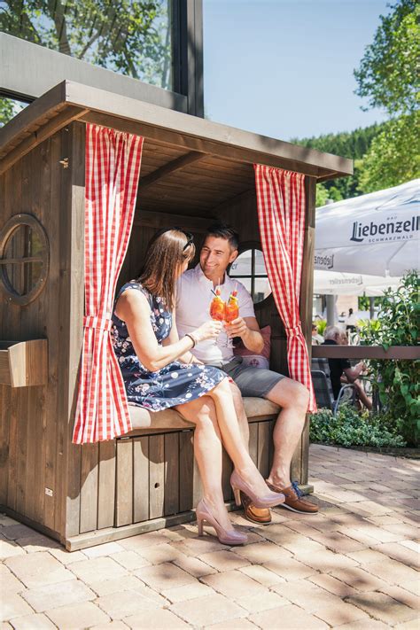 Sommerbar Oleander In Bad Liebenzell Paar Beim Anstossen Kurhaus Bad