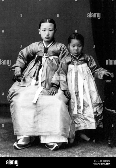 Une Jeune Femme Cor Enne Pose Avec Sa Fille Portant Une Robe Hanbok