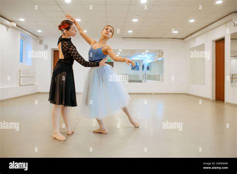 El Core Grafo Trabaja Con La Joven Bailarina En Clase Escuela De