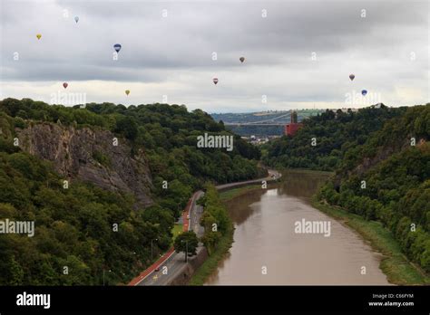 Hot Air Balloons Flying Over The Clifton Suspension Bridge At The Bristol Balloon Fiesta Stock