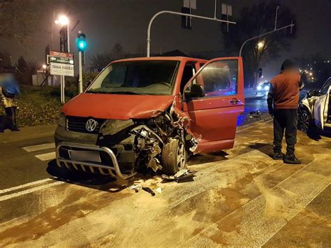 Zderzenie Nissana Z Volkswagenem Na Skrzy Owaniu S Utrudnienia W