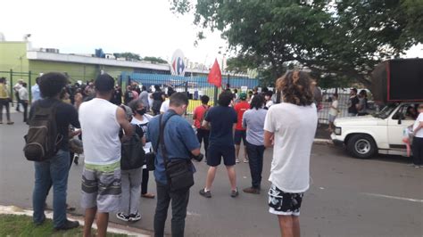 Carrefour de Goiânia fecha as portas por causa de manifestação contra