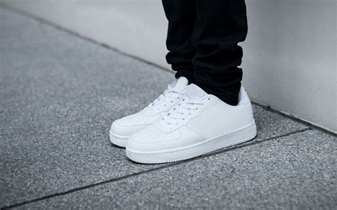 Les Baskets Blanches Ne Pas Manquer Pour Avoir Du Style En