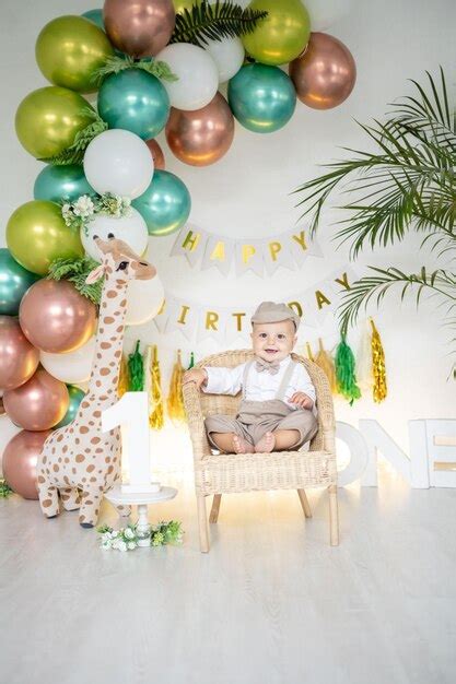 Un lindo bebé celebra su primer cumpleaños con globos de colores