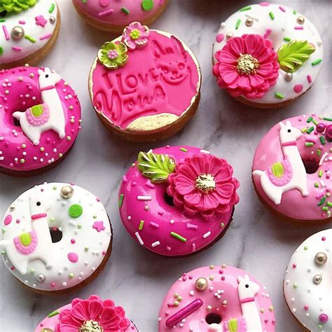 Pin By S Mah On Food Dazzlingly Decorated Donuts Donut Dessert