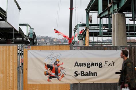 Fotostrecke Stuttgart Bagger Knabbern Am Bahnhofsdach Stuttgart