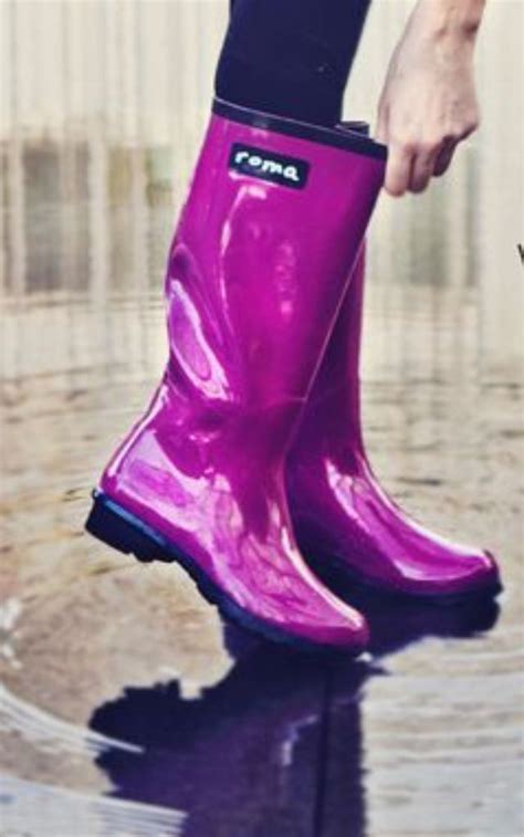 Pin By Florin Tripon On De Purtat Rain Boots Hunter Boots Wellies