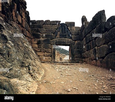 La Puerta De Los Leones Situada En El Muro Exterior Que Rodea El