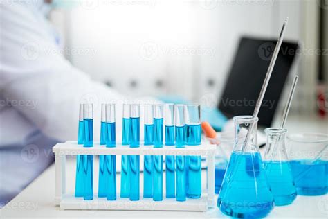 Laboratorio De Investigaci N M Dica Cient Fico Masculino Analiza Datos