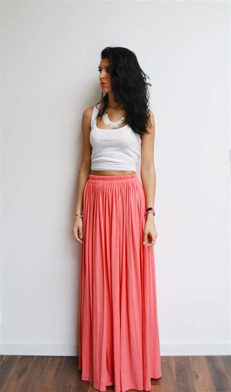 Maxi jupe longue corail rose en jersey taille haute fluide et plissée