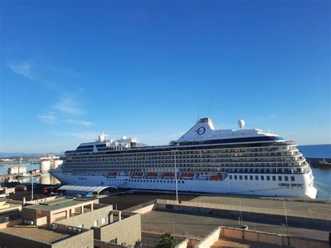 La nave da crociera Riviera Oceania Cruises è approdata nel porto di