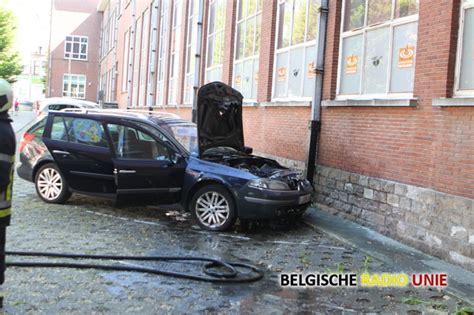 Technisch Defect Zet Motor Geparkeerde Personenwagen In Brand Bru