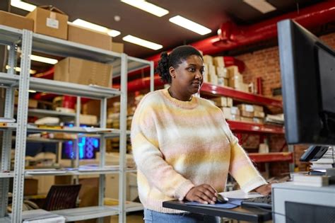 Retrato En La Cintura De Una Mujer Negra Adulta Que Usa Una Computadora